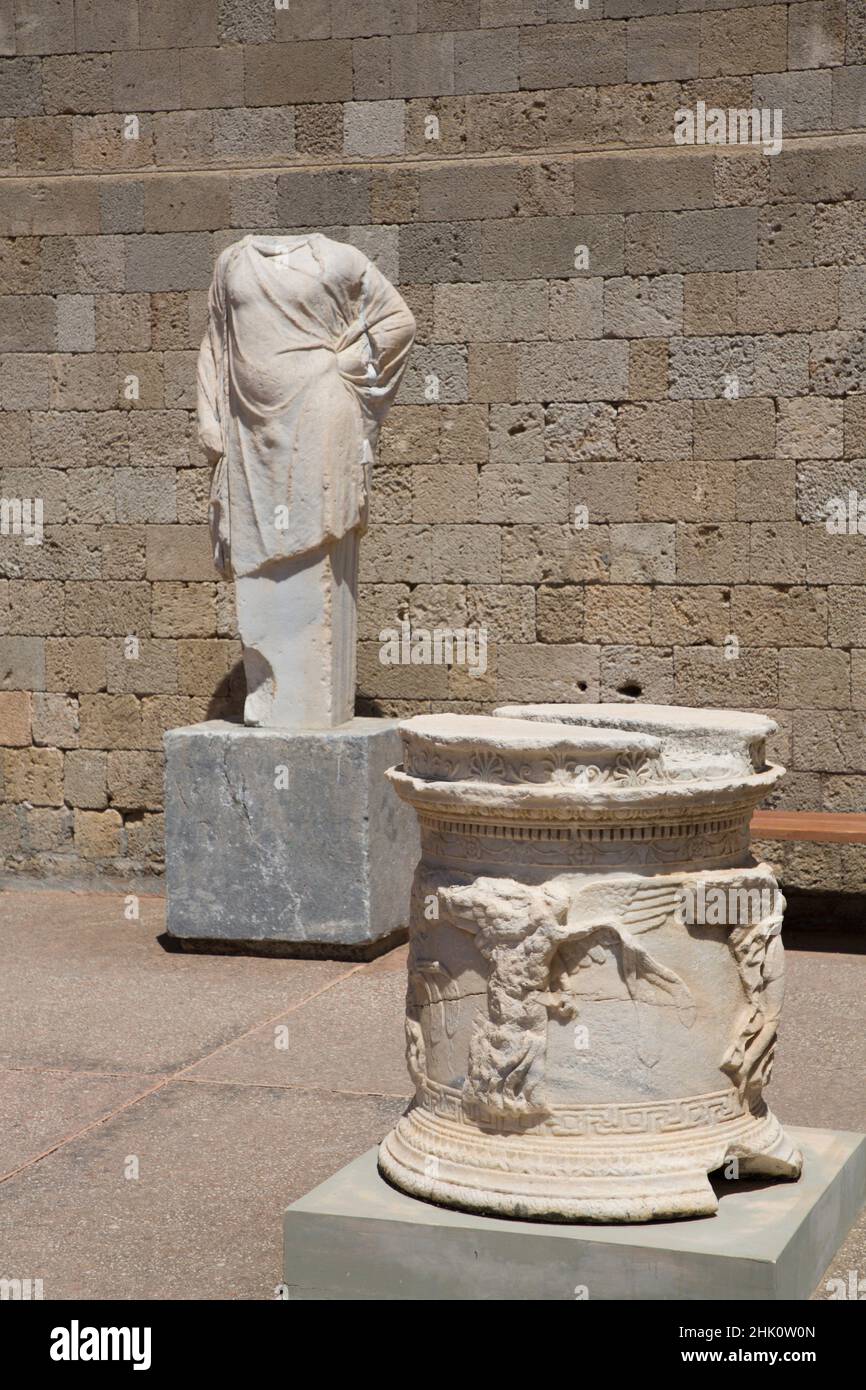Autel funéraire avec statue de noble, Musée archéologique, vieille ville de Rhodes, Rhodes, Groupe des îles Dodécanèse,Grèce Banque D'Images