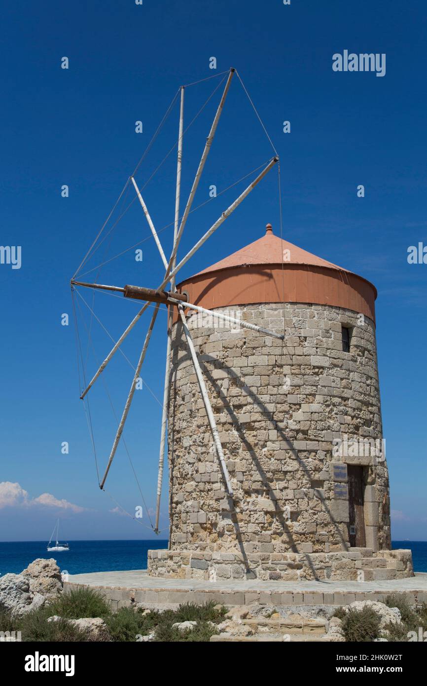 Moulins à vent de Mandraki, port de Mandraki, Rhodes, Groupe des îles Dodécanèse, Grèce Banque D'Images