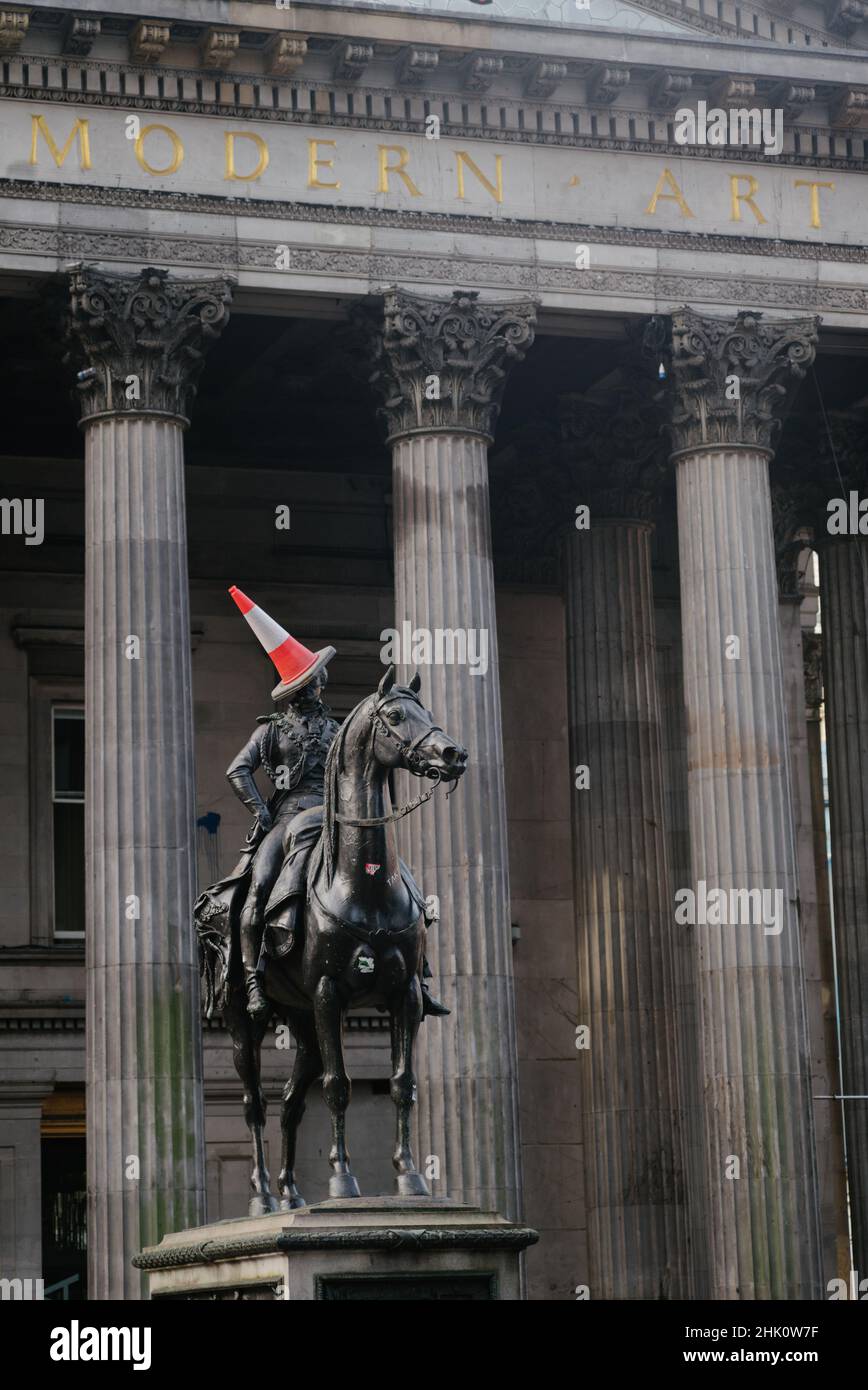 Emblème emblématique de Glasgow, la statue équestre du duc de Wellington ornant son cône de trafic sur sa tête. Banque D'Images