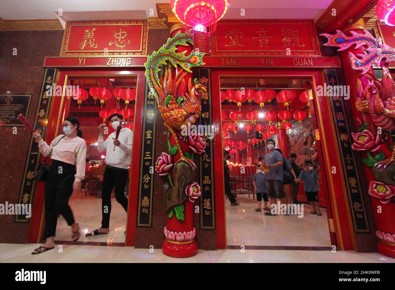 Bekasi, Wast Java, Indonésie.31st janvier 2022.Un certain nombre de congrégants prient la veille du nouvel an chinois au temple Hok Lay Kiong, qui a été fondé au 18th siècle et qui est la première et la plus grande pagode de la ville de Bekasi, à Java Ouest, en Indonésie, le 31 janvier 2022.Parce qu'il est toujours dans l'atmosphère de la pandémie Covid-19 et au milieu de l'augmentation des cas Covid-19, la variante Omricon, par la direction du temple, le culte de ce soir est tenu de manière limitée et le nombre de personnes autorisées à prier est un maximum de 50 personnes à son tour.(Credit image: © Kuncoro Widyo Rumpoko/Pacific Banque D'Images