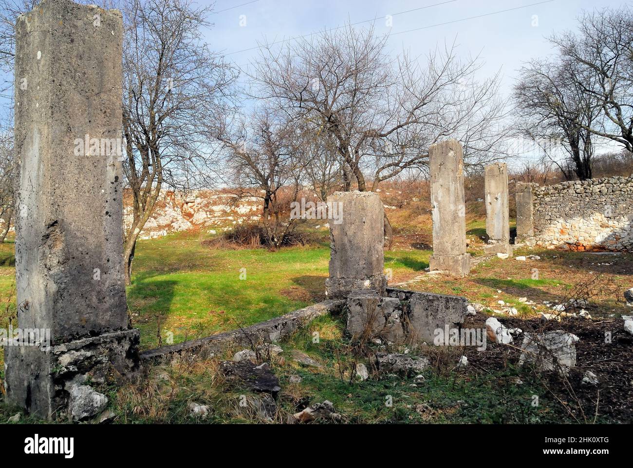 Friuli Venezia Giulia, mont SEI Busi, 'Dolina dei Bersaglieri' : les ruines du poste de premiers secours italien où les soldats blessés de la ligne de front ont reçu des premiers remèdes. Banque D'Images