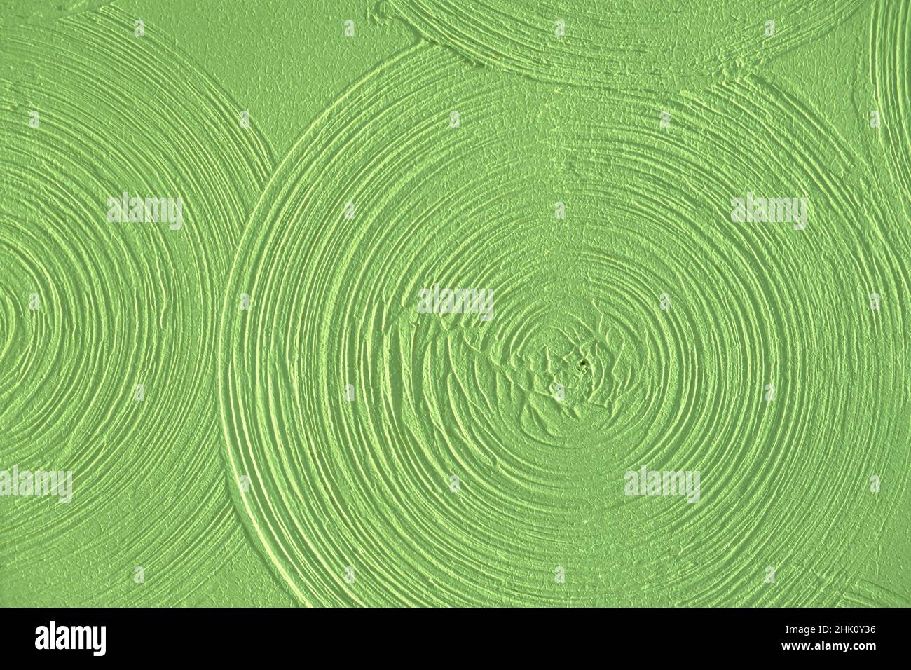 Gros plan fond vert clair abstrait panneau de gypse, volumétrique en forme de spirale, cercles verts, fond futuriste, mise au point sélective Banque D'Images