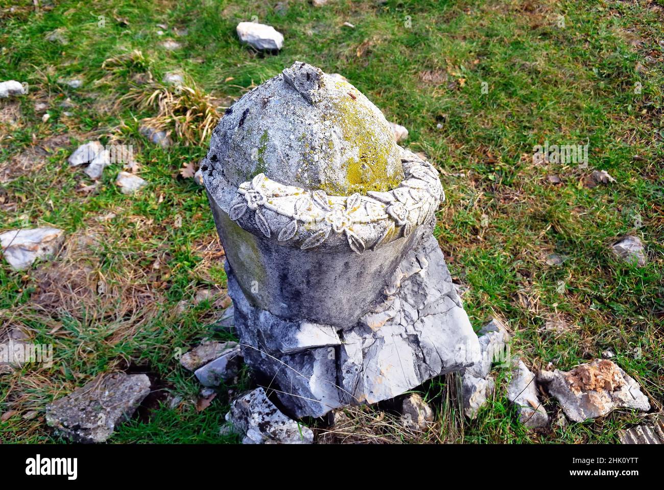 La 'Dolina dei Bersaglieri' est également connue sous le nom de 'Dolina dei Cinquecento', car une fosse commune contenant les restes de cinq cents soldats y a été trouvée.La photo montre la pierre tombeau qui a été placée sur la tombe : l'inscription signifie : "...(12)6th -123rd- 124th- 138th infanterie et 15th Bersaglieri qui ont trouvé leur repos glorieux dans cette doline.Cette pierre commémorative a été placée ici par le 2nd Batteria automobile 102, sur 10.10.16” (au fond, la signature incomplète de l'auteur). Banque D'Images