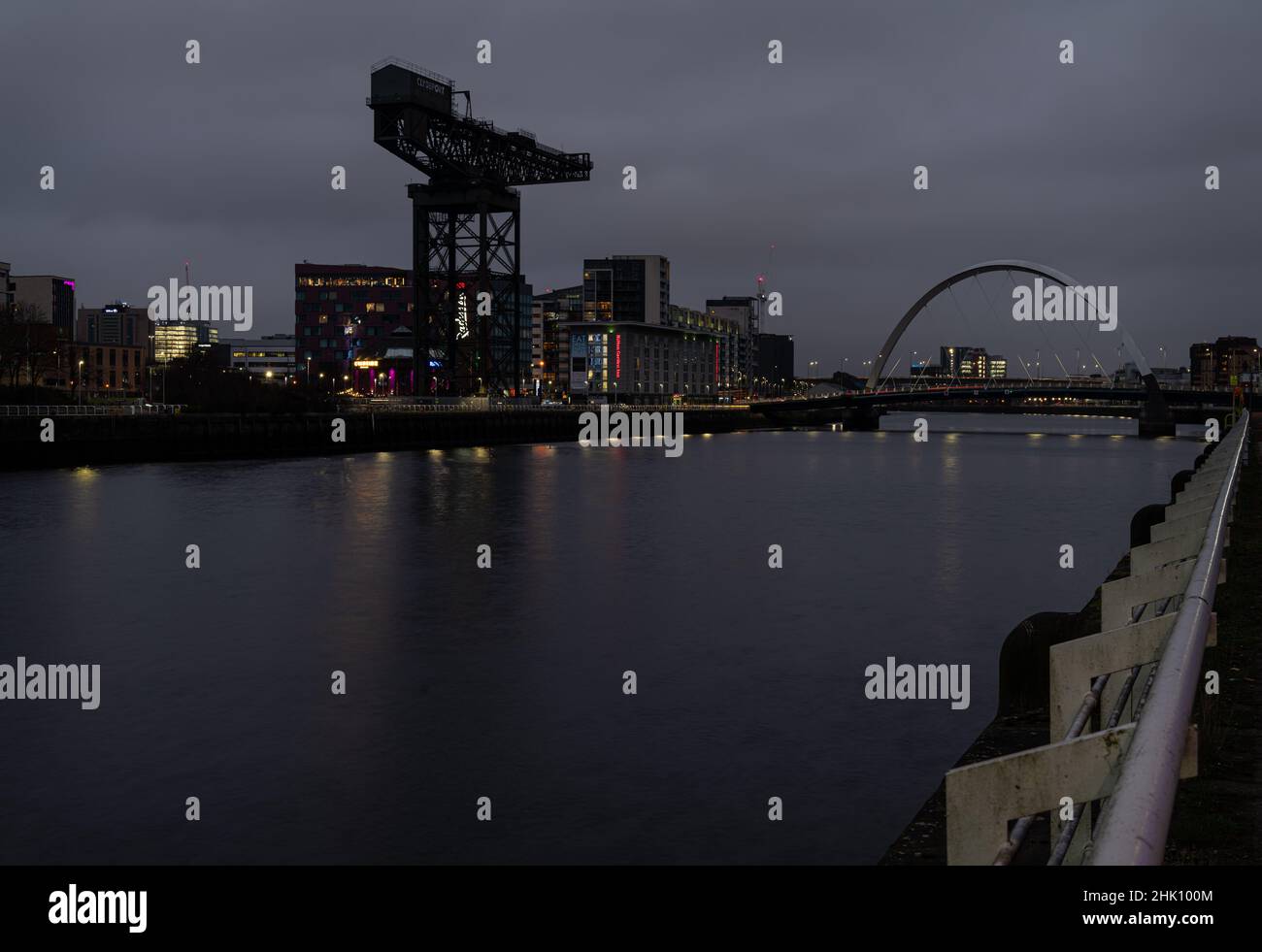La grue Finnieston sur la rivière Clyde la nuit Banque D'Images