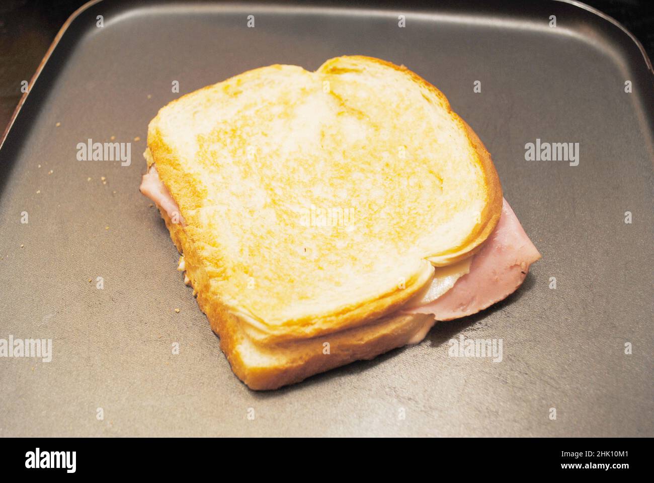 Préparer un sandwich au jambon et au fromage grillé Banque D'Images