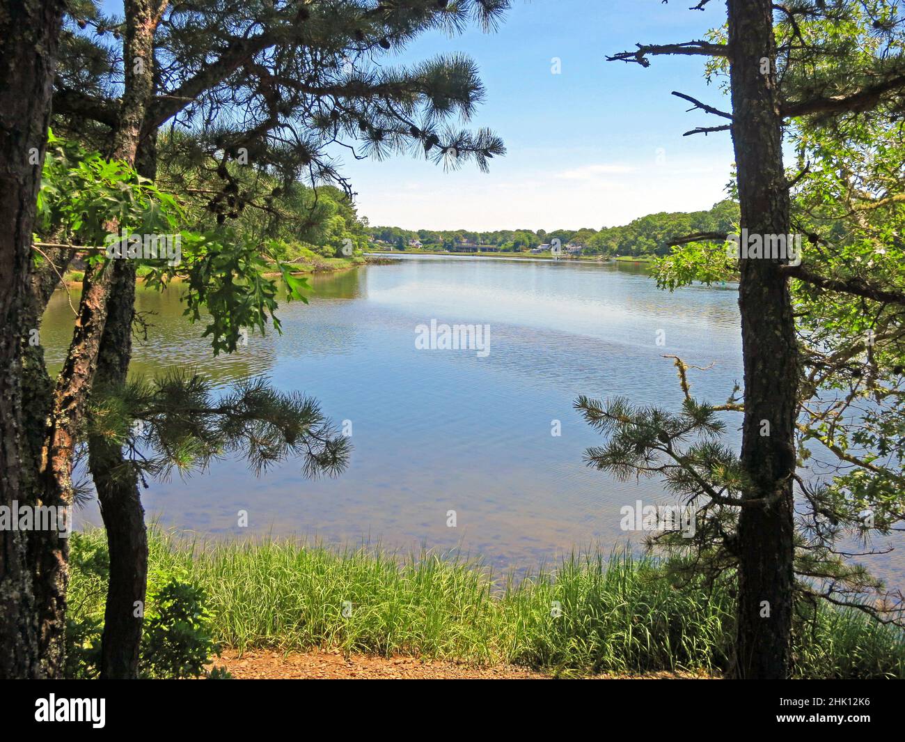 Estuaire de la rivière Bass, réflexions.Sépare les villes de Yarmouth et Dennis.Bass River à Cape Cod, Ma.Par le pont à vélo Cape Cod Rail Trail. Banque D'Images