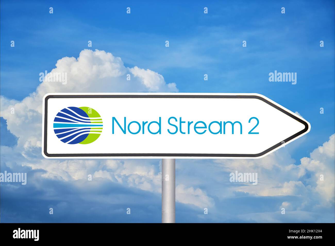 Image de symbole Nord Stream 2: Panneau de signalisation avec logo devant le ciel bleu (composition) Banque D'Images