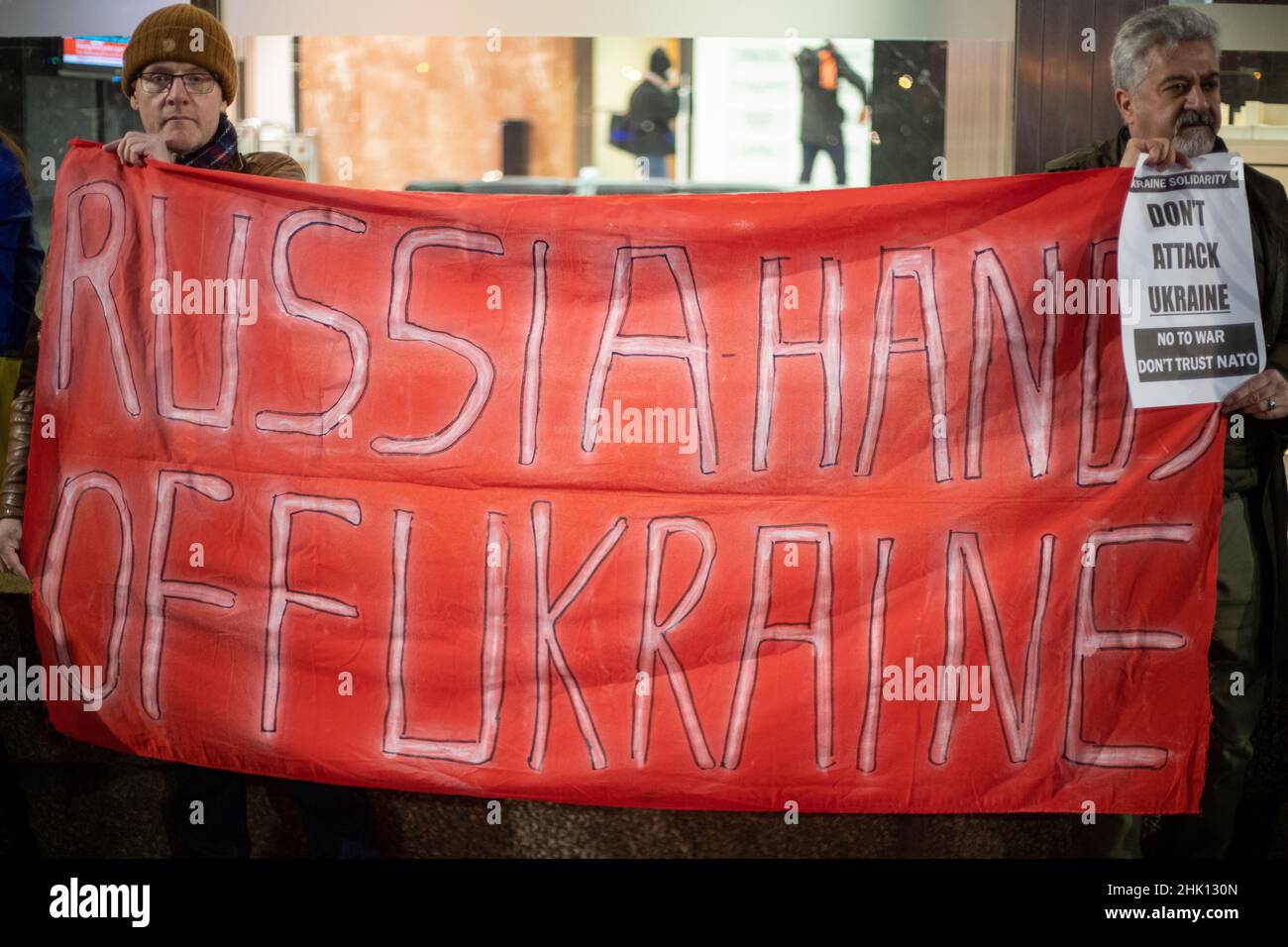 LONDRES, le 31 2022 JANVIER, « la Russie met fin à la protestation de l'Ukraine » à l'extérieur du bâtiment d'information de la RT, un jour avant que le Premier ministre Boris Johnson ne flis à Kiev pour organiser des pourparlers avec le président Volodymyr Zelenskiy alors que les tensions entre la Russie et l'Ukraine se construisent Banque D'Images