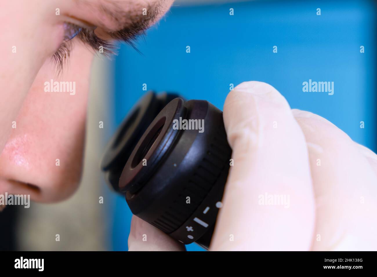 Un scientifique qui fait des expériences avec un microscope électronique dans un laboratoire de recherche scientifique en génétique.Oncologie et recherche médicale. Banque D'Images