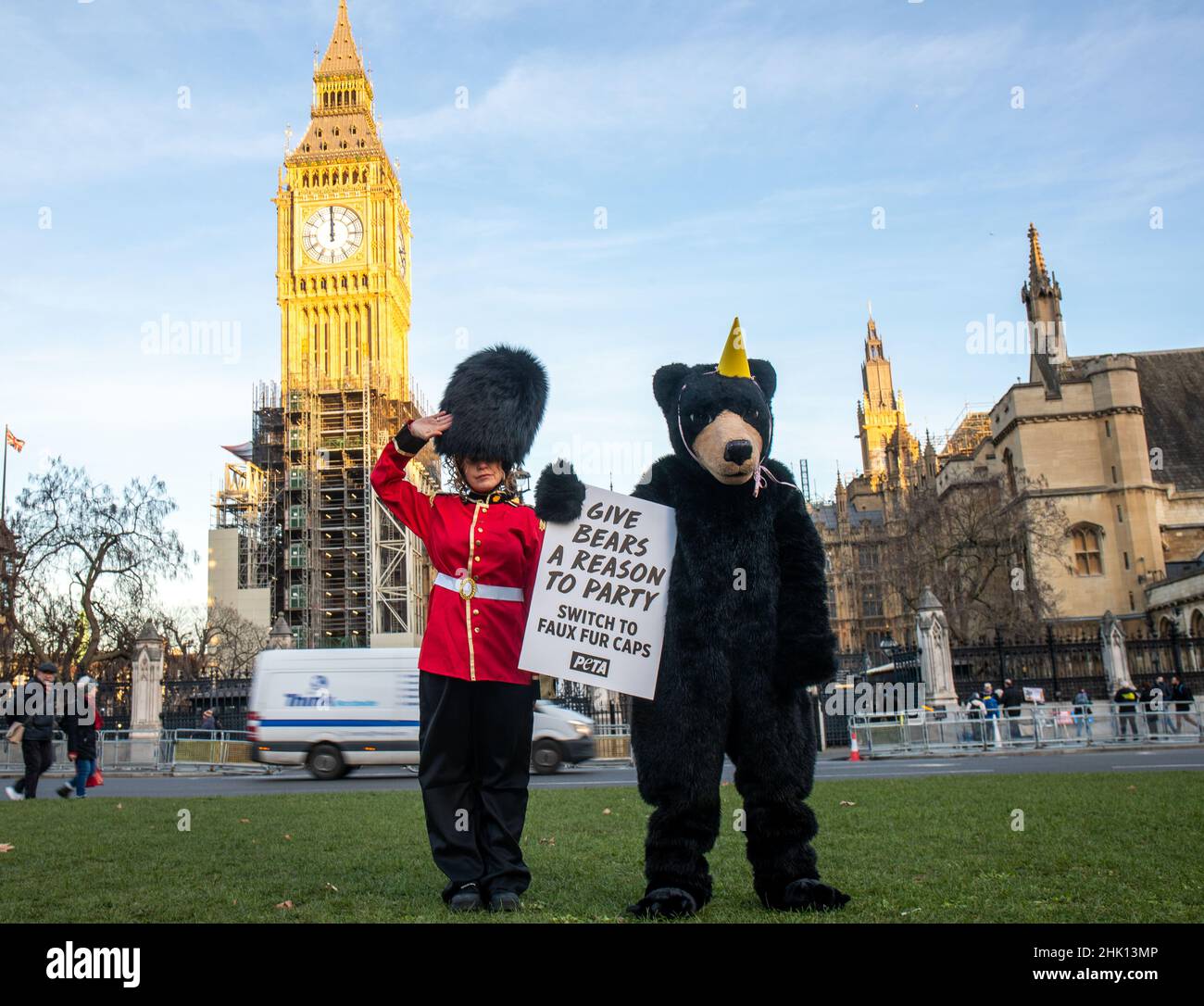 LONDRES, JANVIER 31 2022, l'ours de PETA devant les chambres du Parlement  comme une campagne visant à exhorter le ministère de la Défense à  abandonner l'utilisation de la Garde de vrais chapeaux