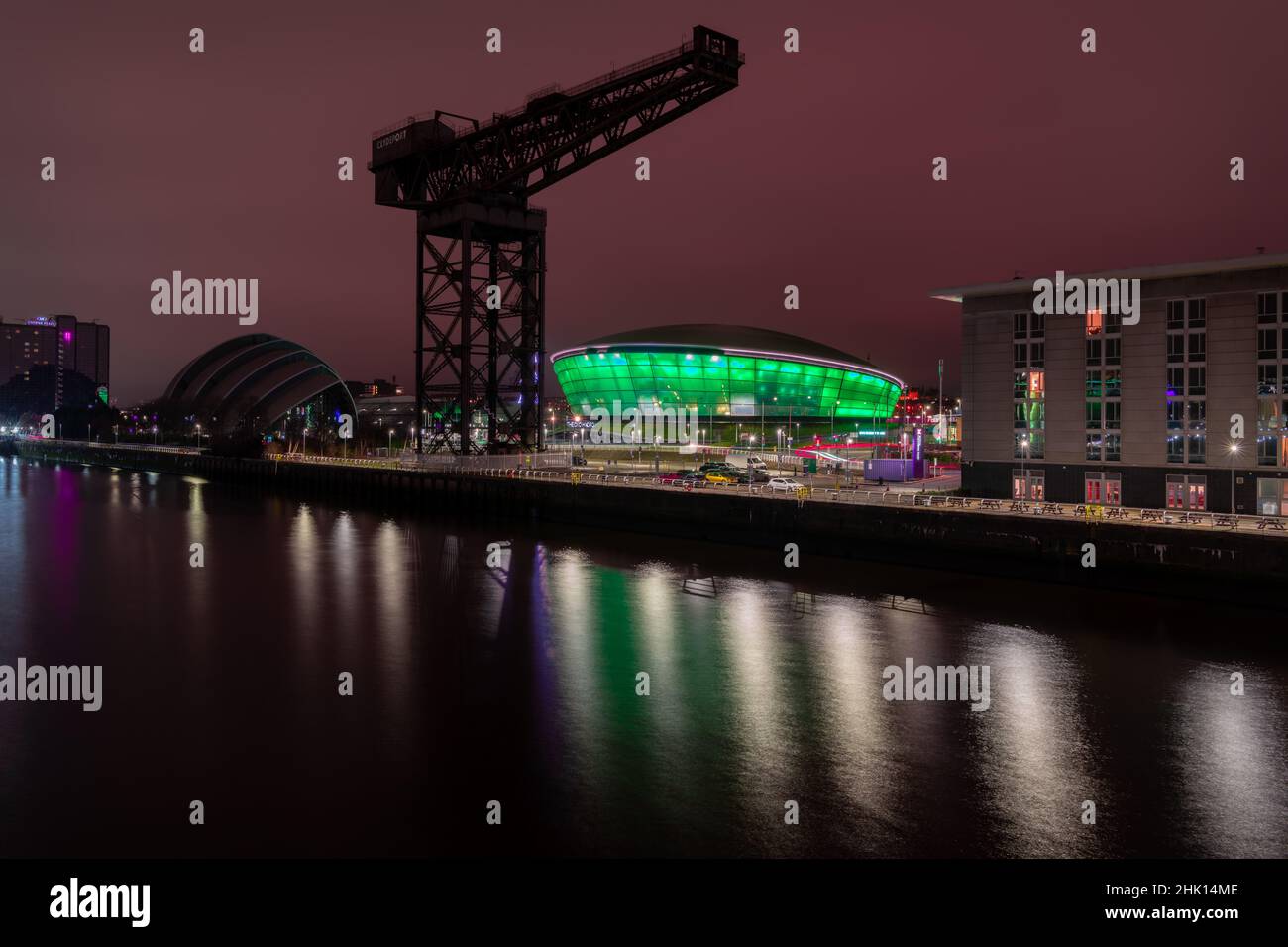 La grue Finnieston sur la rivière Clyde avec l'arène intérieure polyvalente Hydro illuminée en vert à l'arrière-plan. Banque D'Images