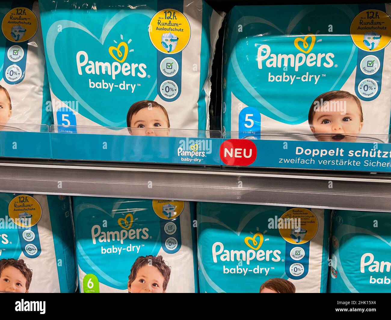 Mayence, Allemagne - 01 février 2022 : étagères avec couches sous la marque  Pampers de couches pour bébés à vendre dans un supermarché allemand Photo  Stock - Alamy