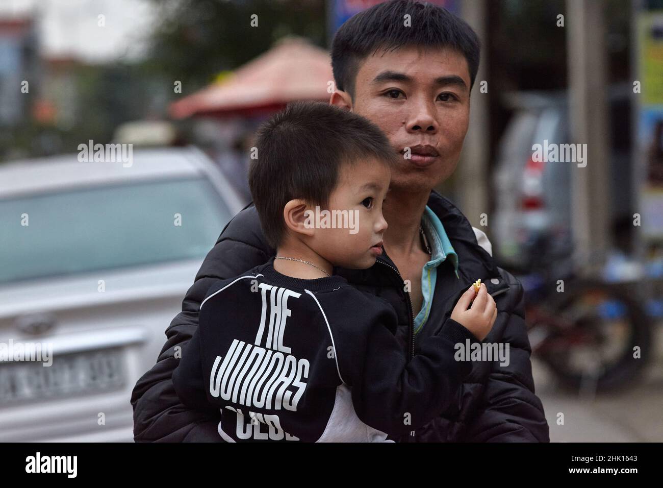 Portrait d'un jeune vietnamien avec un bébé sur la main Banque D'Images