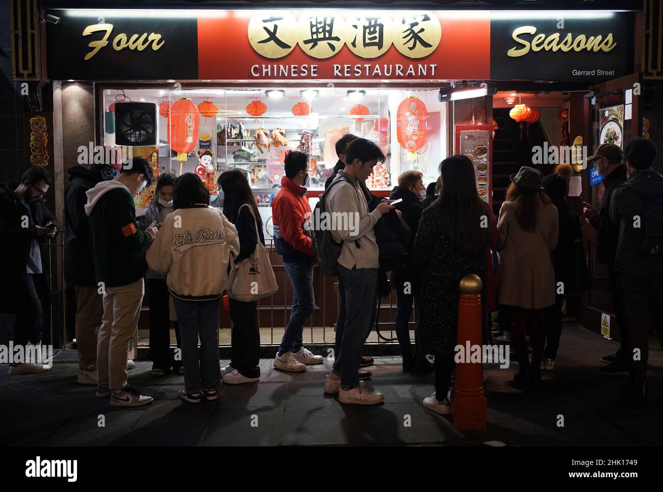 Des gens font la queue devant un restaurant à Chinatown, Londres, célébrant le nouvel an lunaire.Le nouvel an lunaire, qui commence le 1 février, est le début d'une fête de deux semaines et est la plus importante fête pour des millions de personnes dans le monde entier.Date de la photo: Mardi 1 février 2022. Banque D'Images