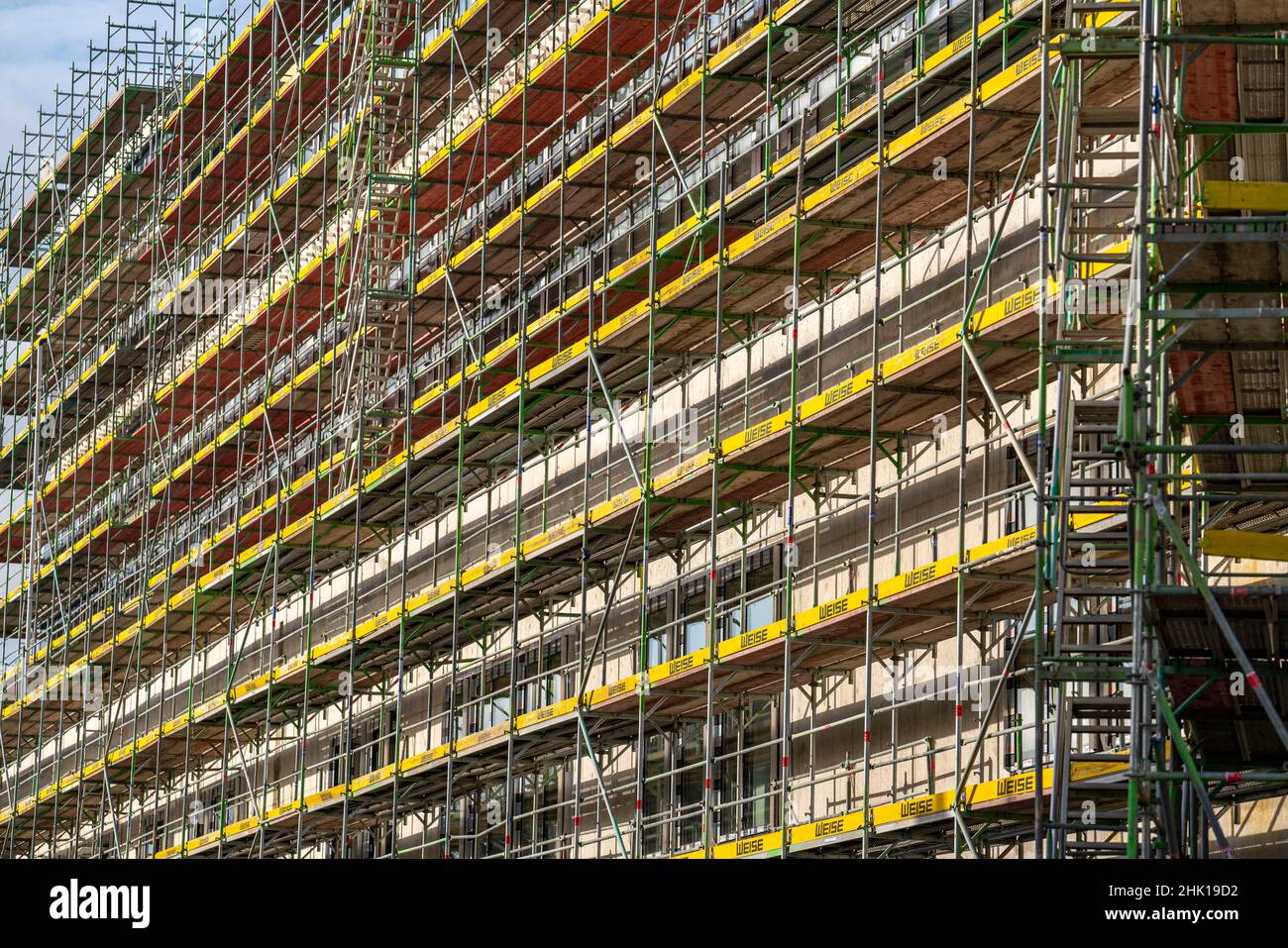 Grand chantier de construction, échafaudage d'un complexe de bureaux et de bâtiments commerciaux, Bochum NRW, Allemagne Banque D'Images