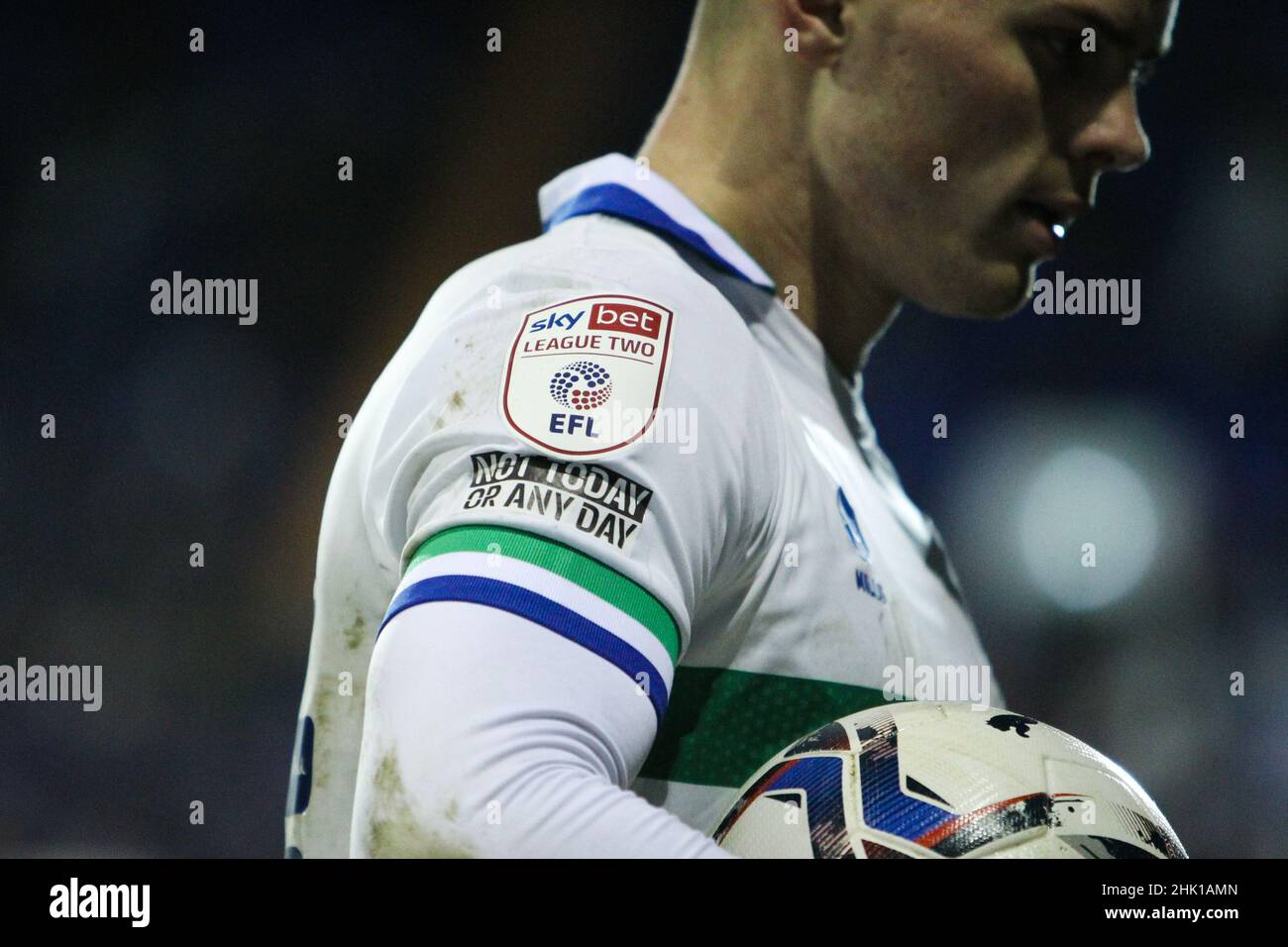 Birkenhead, Royaume-Uni.01st févr. 2022.Josh McPake de Tranmere Rovers gros plan avec l'insigne de manche EFL visible; pas aujourd'hui, pas n'importe quel jour, pendant le match de la Sky Bet League deux entre Tranmere Rovers et Stevenage à Prenton Park le 1st 2022 février à Birkenhead, Angleterre.(Photo de Richard Ault/phcimages.com) Credit: PHC Images/Alamy Live News Banque D'Images
