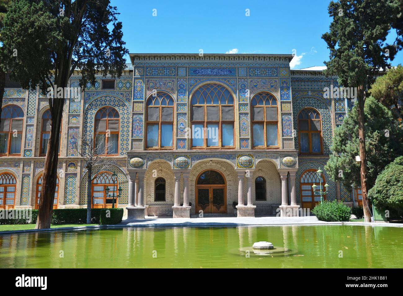 Vue extérieure sur le bâtiment Talar-e-Salam dans le palais de Golestan avec jardin à Téhéran, Iran Banque D'Images