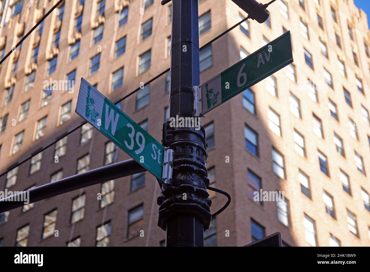 Green West 39th Street and Avenue of the Americas 6th panneau traditionnel dans Midtown Manhattan à New York Banque D'Images