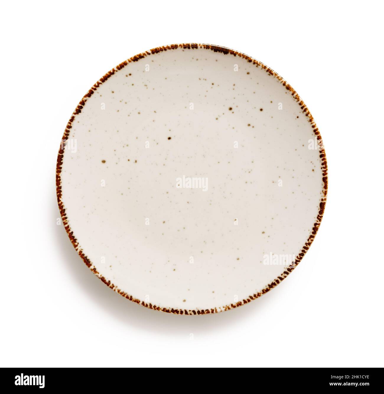 Assiette à dîner ronde vide isolée sur fond blanc.Plaque mouchetée blanche  avec bordure marron découpée.Vaisselle moderne en porcelaine pour la  conception des aliments Photo Stock - Alamy