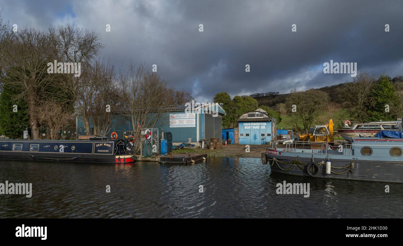 Un chantier naval à côté du canal Leeds Liverpool à Bingley dans le West Yorkshire. Les bateaux qui voyagent sur le canal peuvent l'appeler pour les réparations et l'entretien. Banque D'Images