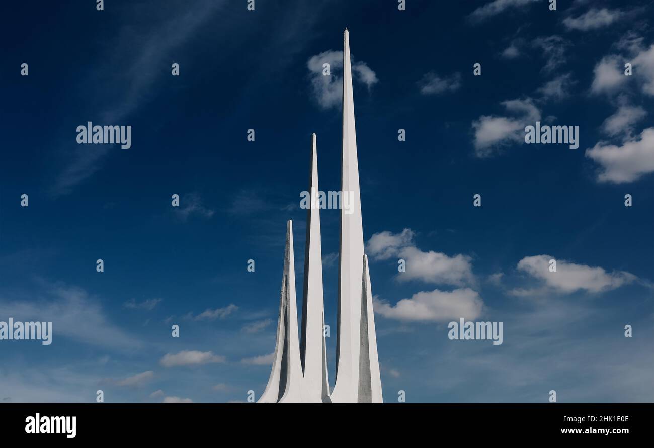 Alexandrie, Egypte - 11.12.2021: Trois flèches blanches de neige du monument de la Sirène à Bab Sharqi, l'art monumental d'alexandrie Banque D'Images