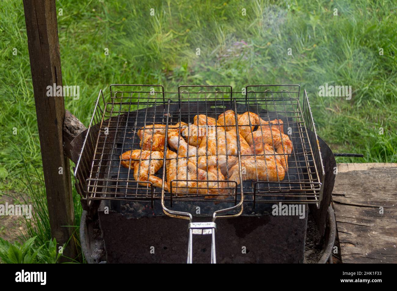 ailes de poulet sur le gril. barbecue. cuisson à l'extérieur. griller les ailes de poulet dans la cour. gril ancien. Banque D'Images