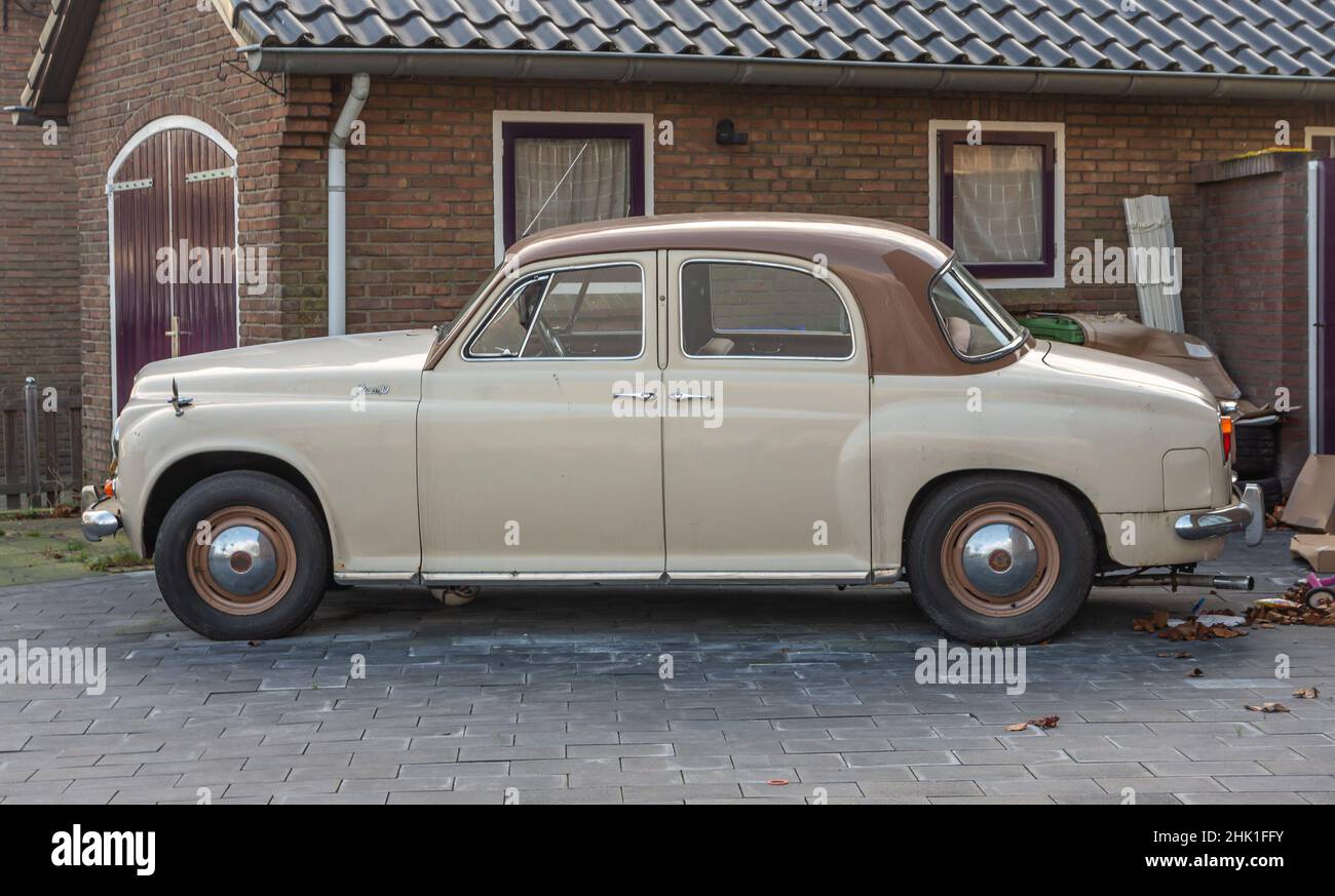 Huizen, Hollande-Nord, pays-Bas, 30.01.2022, vue latérale du modèle classique de voiture de luxe de taille moyenne Rover 90 fabriqué en 1955 Banque D'Images