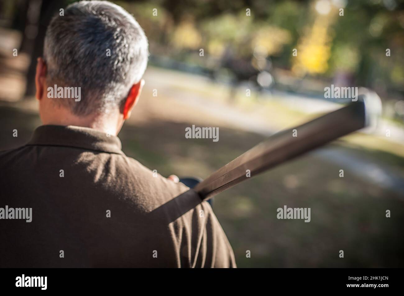 L'instructeur démontre les techniques de lutte contre l'épée de katana et les méthodes d'entraînement dans le parc public.Démonstration avec arme en plastique.Arme à long couteau tra Banque D'Images
