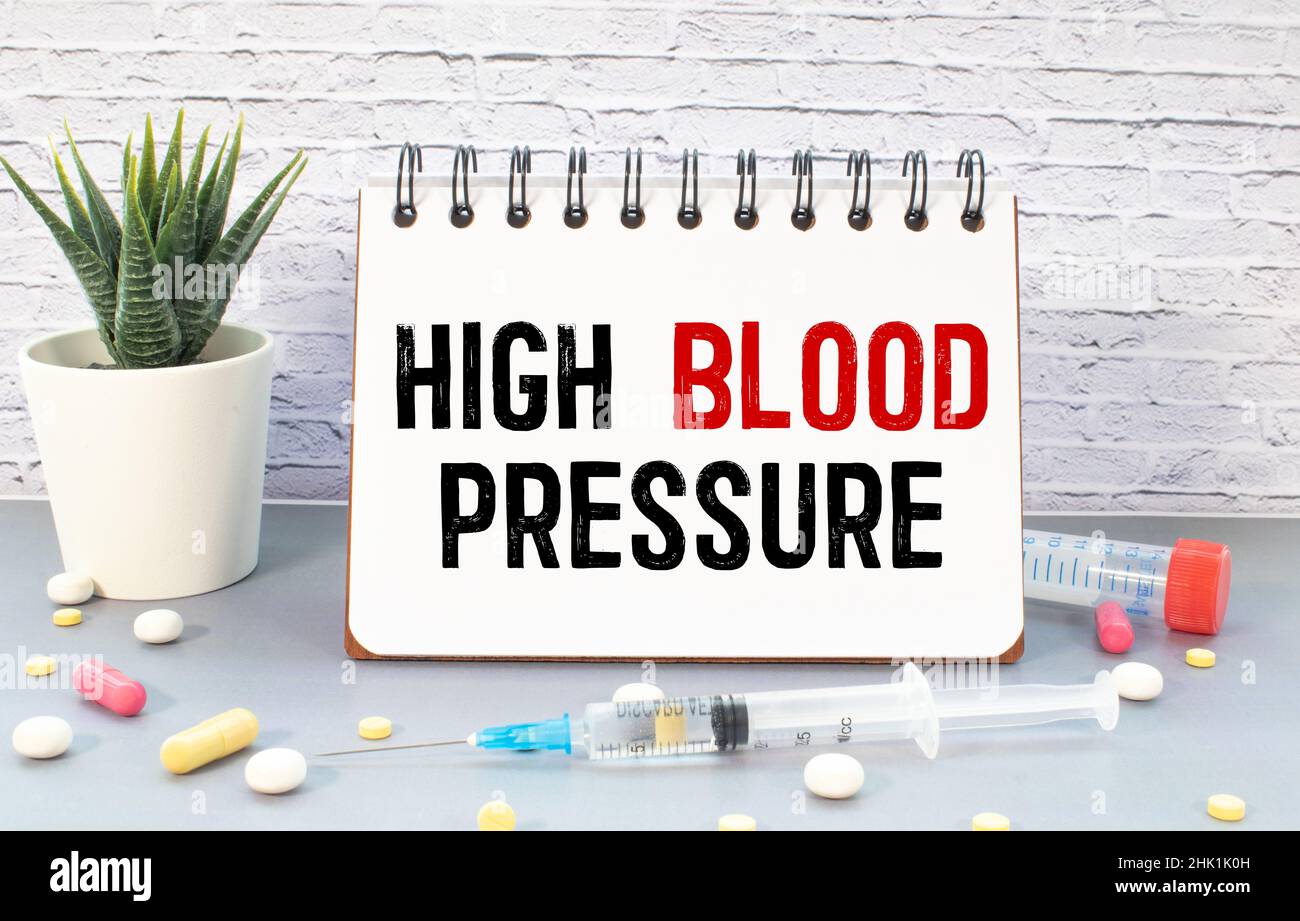 Hypertension artérielle, surveillance de la pression artérielle sur isolé sur blanc, concept de santé Banque D'Images