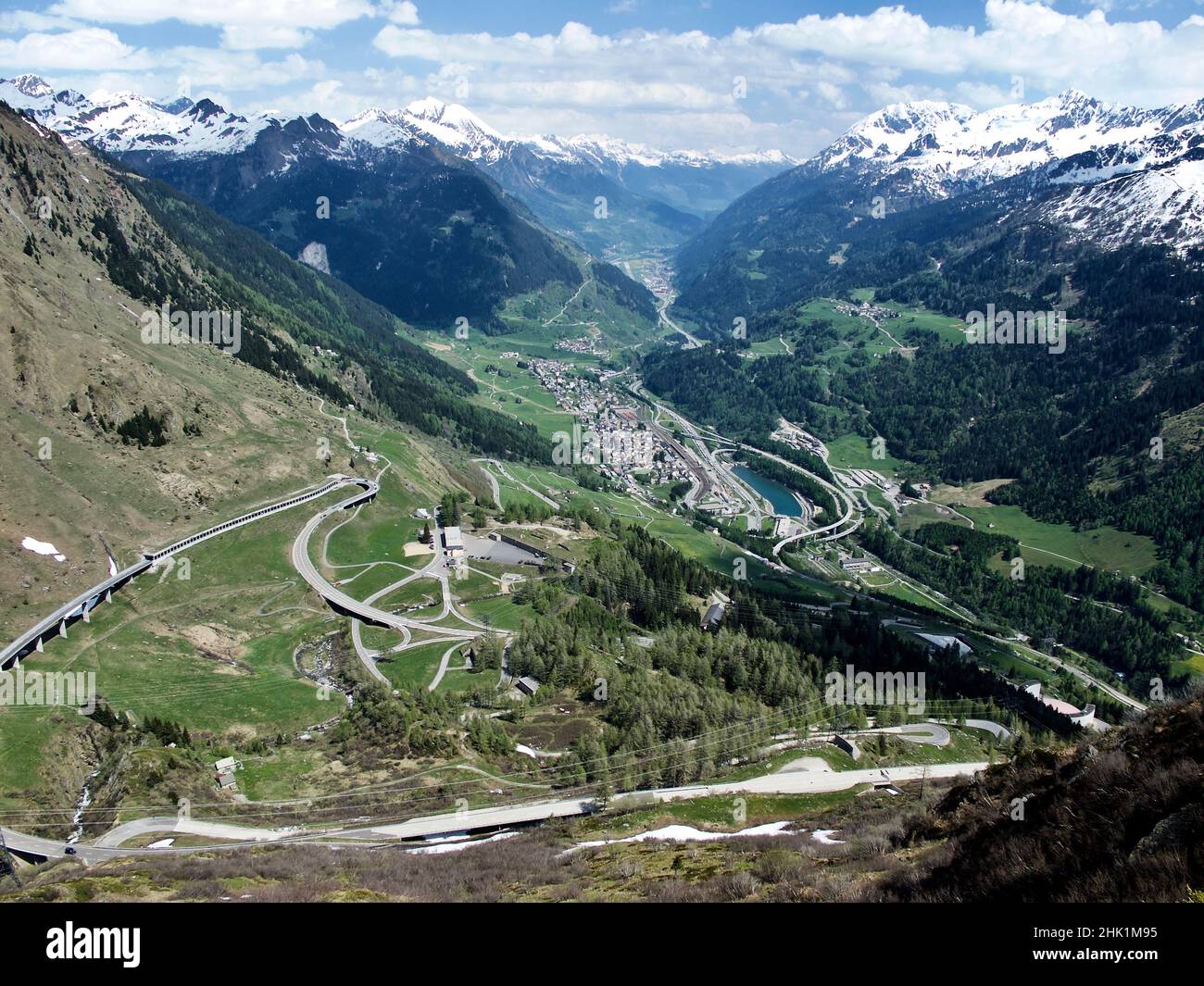 Paysage montagneux en Suisse avec un village dans la vallée de l'Urseren. Banque D'Images