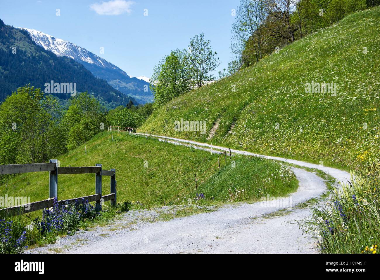 Route de terre avec vue sur la montagne enneigée en Suisse au printemps. Banque D'Images