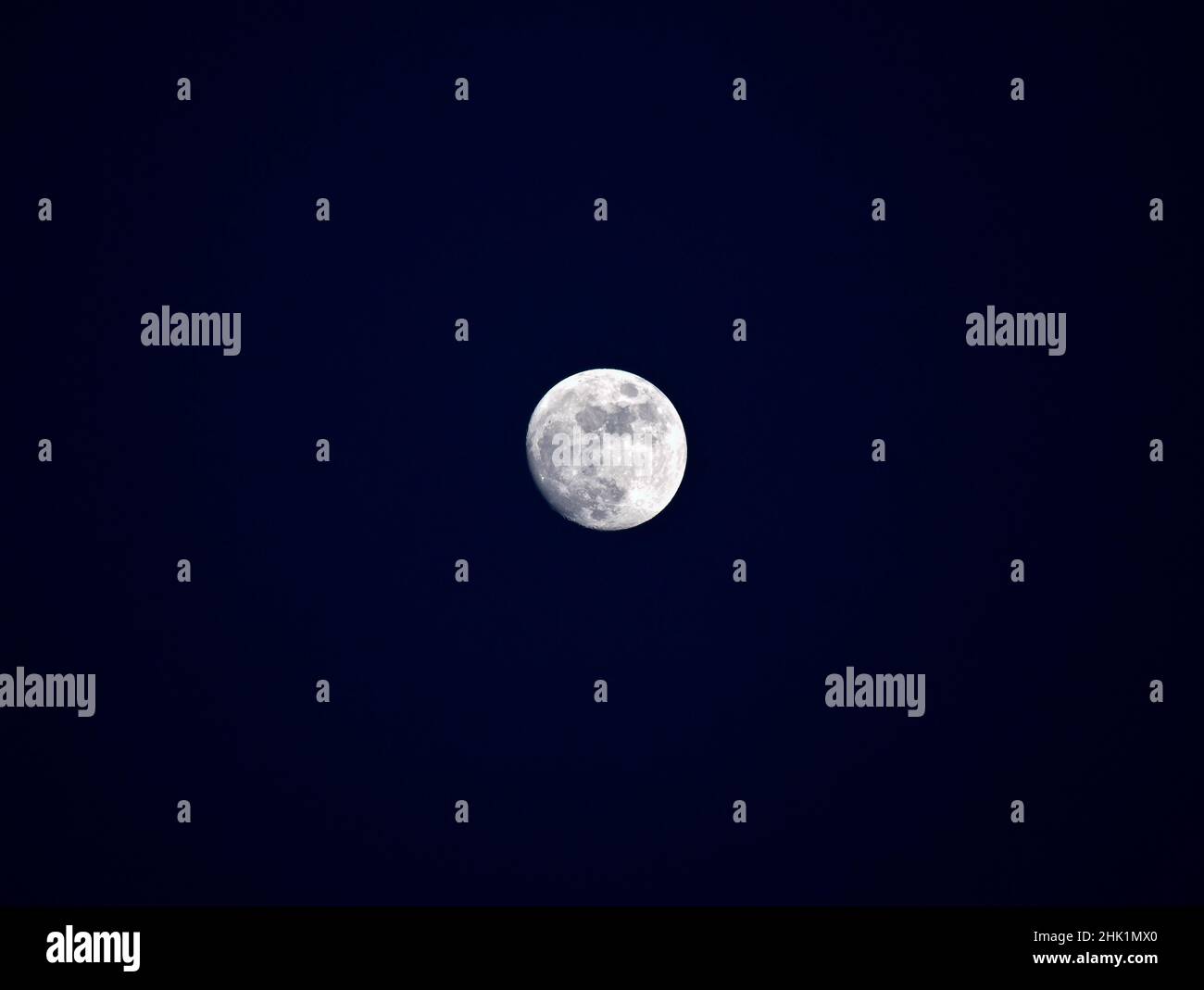 Pleine lune contre un ciel bleu foncé de nuit Banque D'Images