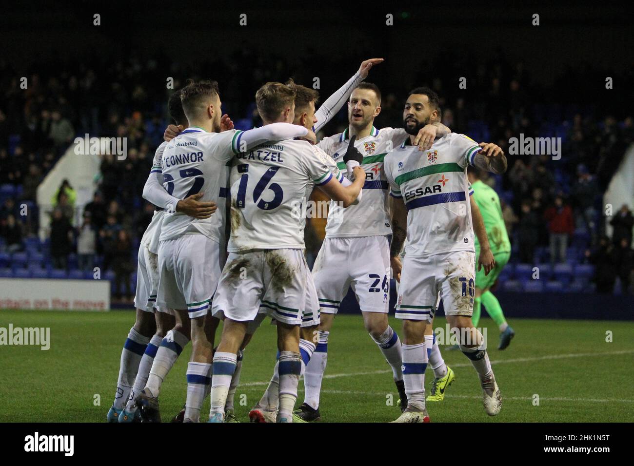 Les joueurs de Tranmere célèbrent le but de Kieron Morris qui a obtenu le score 1-0 lors du match de la Sky Bet League Two entre Tranmere Rovers et Stevenage au parc de Prenton, le 1st 2022 février à Birkenhead, en Angleterre.(Photo de Richard Ault/phcimages.com) Banque D'Images