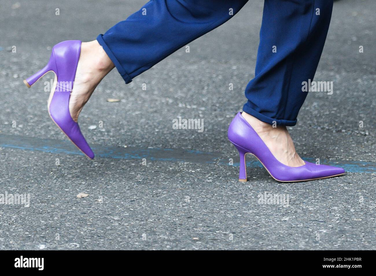 Femme tendance portant des chaussures violettes, détail Photo Stock - Alamy