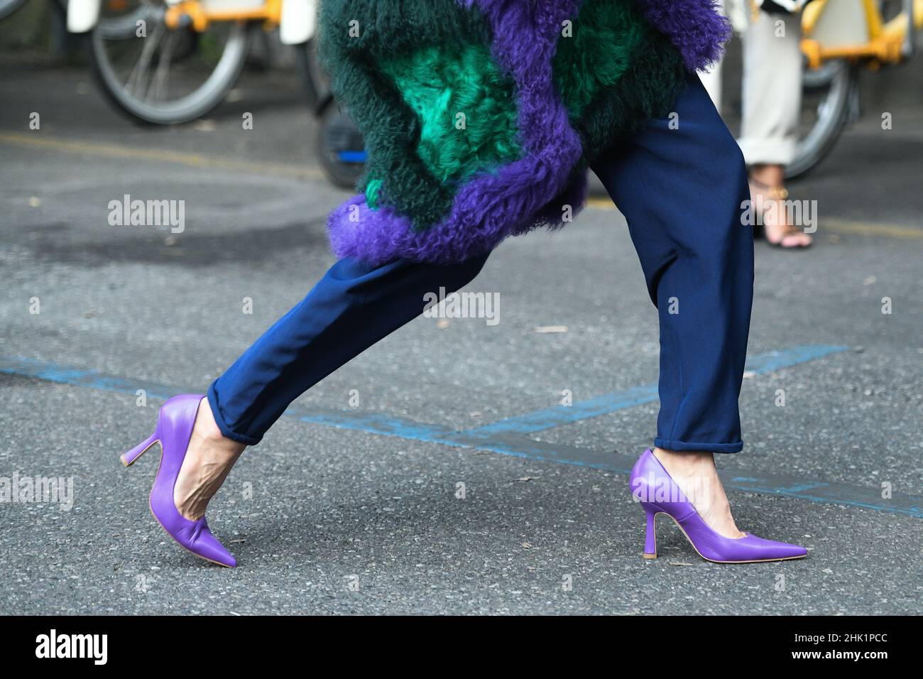 Femme tendance portant des chaussures violettes, détail Banque D'Images