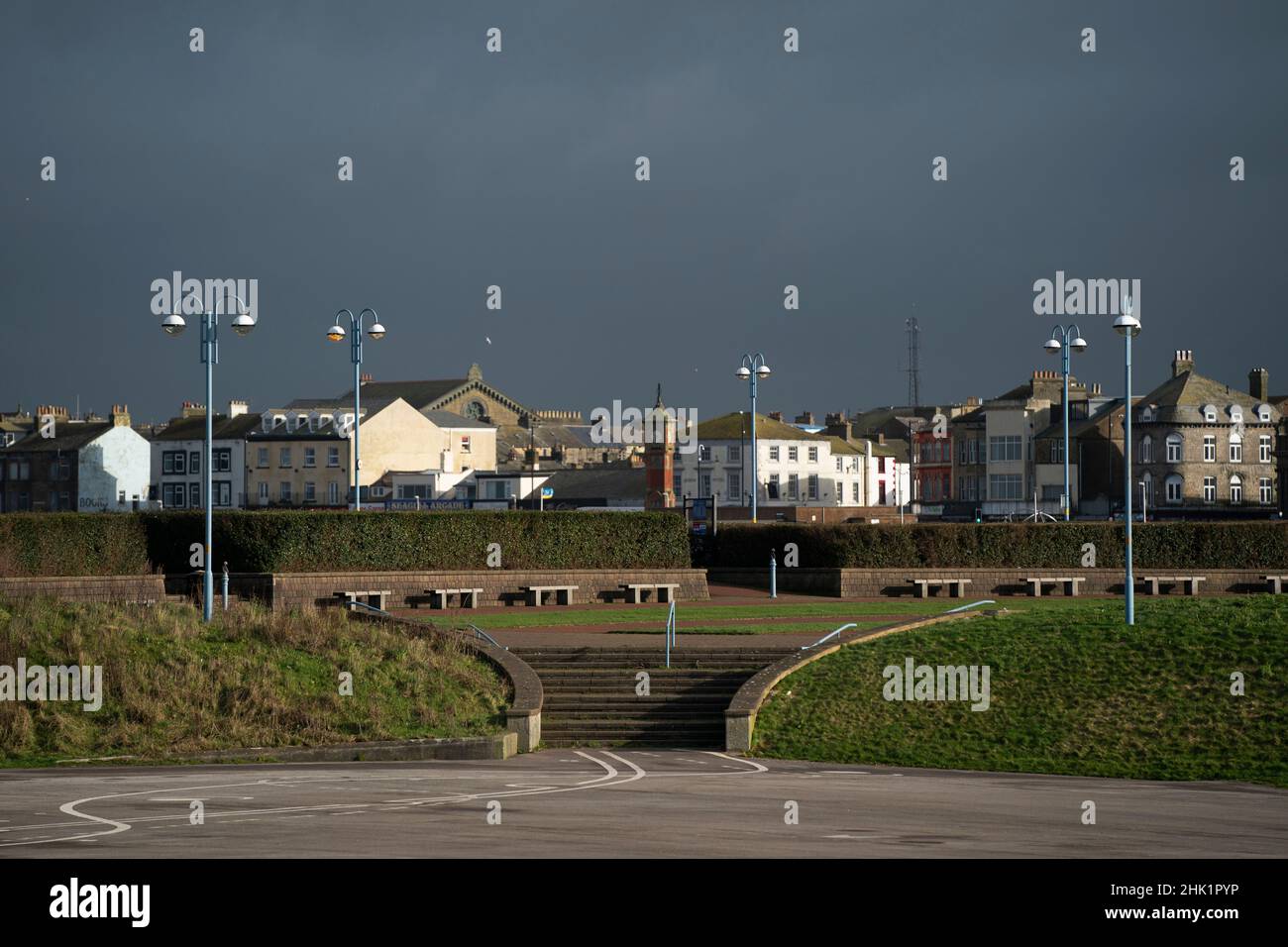 Morecambe, Royaume-Uni, 01/02/2022, le site du projet Eden Nord proposé est vu à Morecambe comme le projet a fait un pas de plus vers la réalité après que les conseillers du Lancashire ont accordé la permission de planification pour l'éco-attraction de £125m.Eden Project North, qui serait construit dans des dômes géants et transparents sur la promenade de Morecambe, est présenté au gouvernement comme une initiative « prête à démarrer » qui pourrait aider à stimuler la ville côtière privée de Morecambe, au Royaume-Uni.Crédit : Jon Super/Alay Live News. Banque D'Images