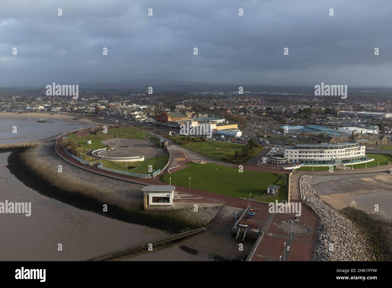 Morecambe, Royaume-Uni, 01/02/2022, le site du projet Eden Nord proposé est vu à Morecambe comme le projet a fait un pas de plus vers la réalité après que les conseillers du Lancashire ont accordé la permission de planification pour l'éco-attraction de £125m.Eden Project North, qui serait construit dans des dômes géants et transparents sur la promenade de Morecambe, est présenté au gouvernement comme une initiative « prête à démarrer » qui pourrait aider à stimuler la ville côtière privée de Morecambe, au Royaume-Uni.Crédit : Jon Super/Alay Live News. Banque D'Images