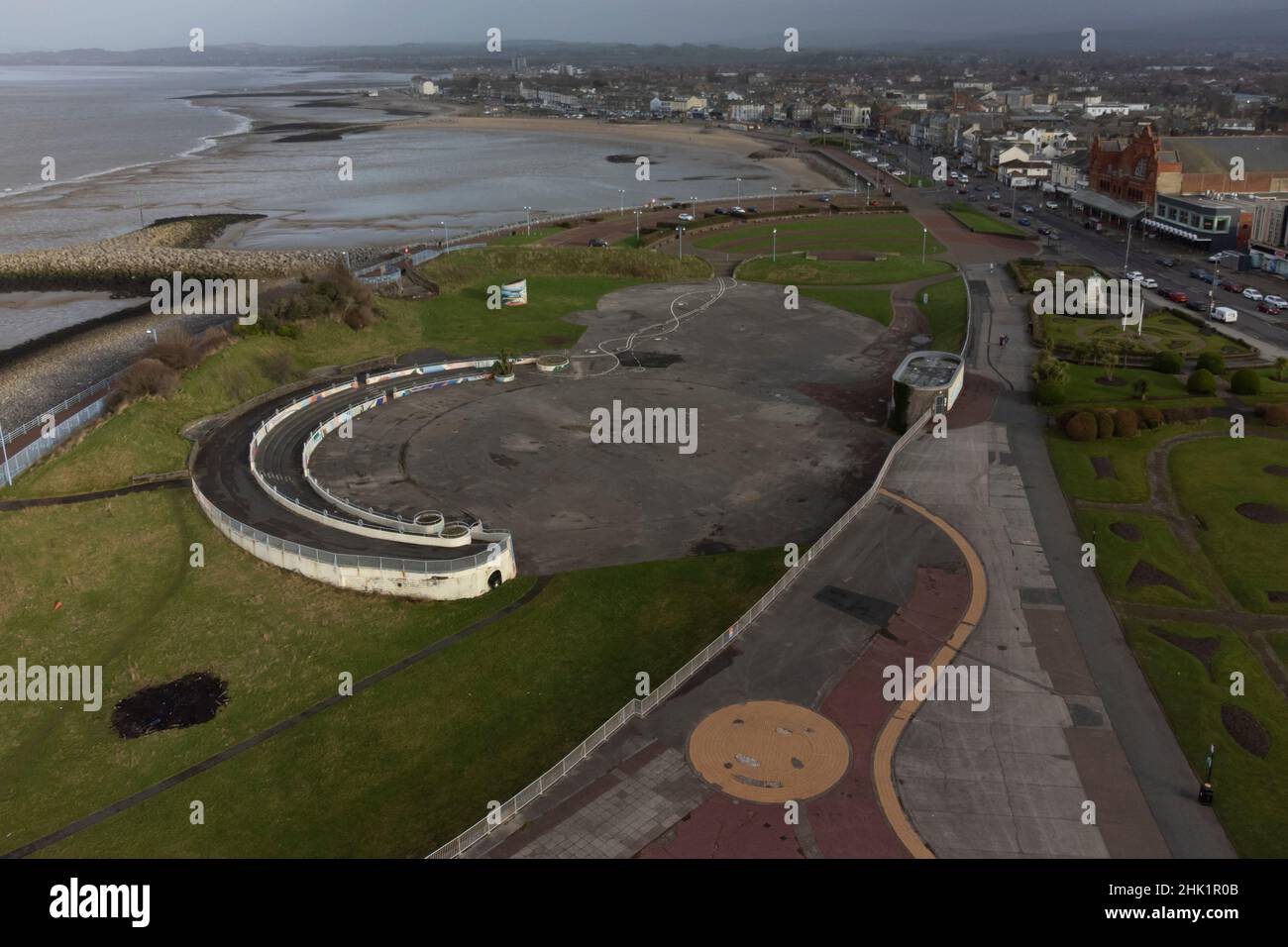 Morecambe, Royaume-Uni, 01/02/2022, le site du projet Eden Nord proposé est vu à Morecambe comme le projet a fait un pas de plus vers la réalité après que les conseillers du Lancashire ont accordé la permission de planification pour l'éco-attraction de £125m.Eden Project North, qui serait construit dans des dômes géants et transparents sur la promenade de Morecambe, est présenté au gouvernement comme une initiative « prête à démarrer » qui pourrait aider à stimuler la ville côtière privée de Morecambe, au Royaume-Uni.Crédit : Jon Super/Alay Live News. Banque D'Images