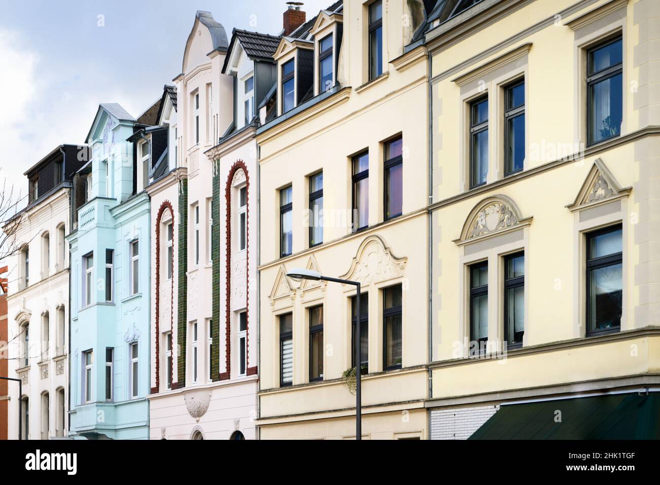 belles maisons aux couleurs pastel restaurées de la fin du 19th siècle à cologne ehrenfeld Banque D'Images