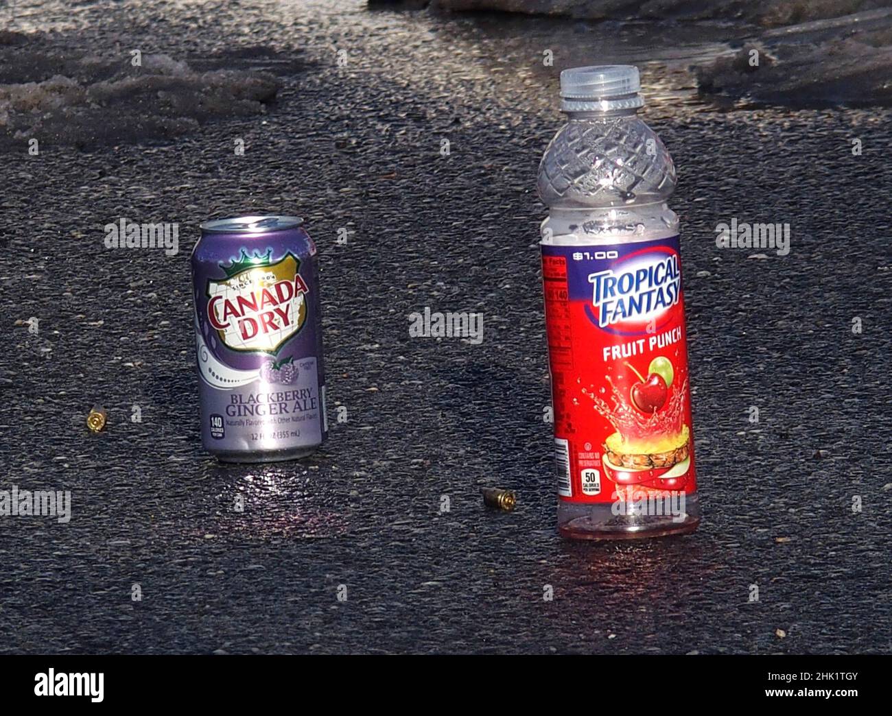 1 février 2022, New York, New York, États-Unis : 1 février2022 New York .l'année du tigre lunaire la cérémonie du nouvel an de Firecracker tenue à Sara D. Roosevelt Park.in quartier chinois de New York..Shell dans la rue à côté de la canette de soda et bouteille en plastique marquant les preuves pour les enquêteurs de scène de crime (Credit image: © Bruce Cotler/ZUMA Press Wire) Banque D'Images