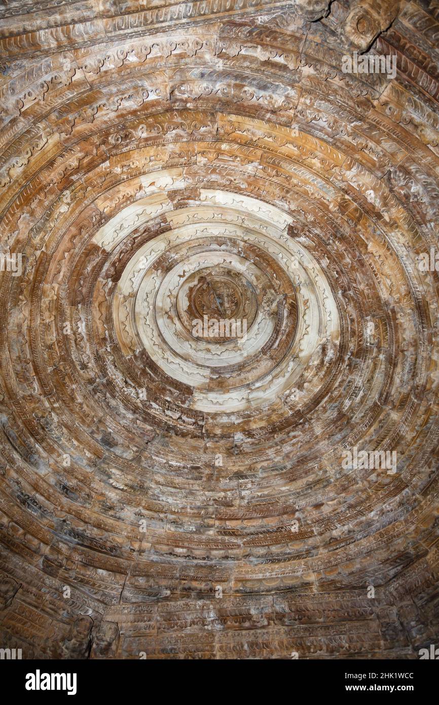 Intérieur circulaire d'un plafond conique ou d'un toit à l'intérieur du temple de Duladeo, dédié à Dieu hindou Lord Shiva, Khajuraho, Madhya Pradesh, Inde Banque D'Images