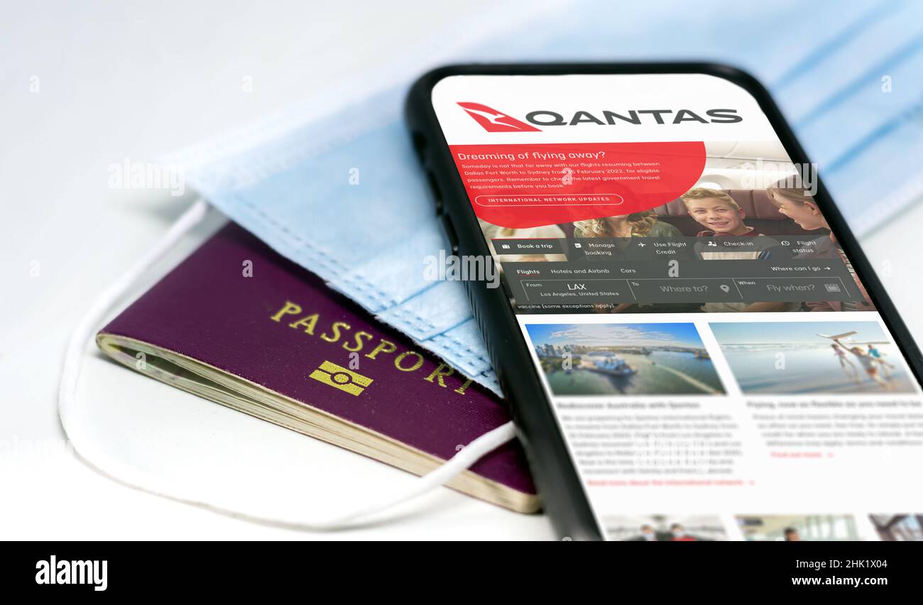 Sydney, Australie, juillet 2021 : téléphone avec l'application Qantas australian Airlines à l'écran, au-dessus d'un masque de protection et d'un passeport. Sécurité de déplacement a Banque D'Images
