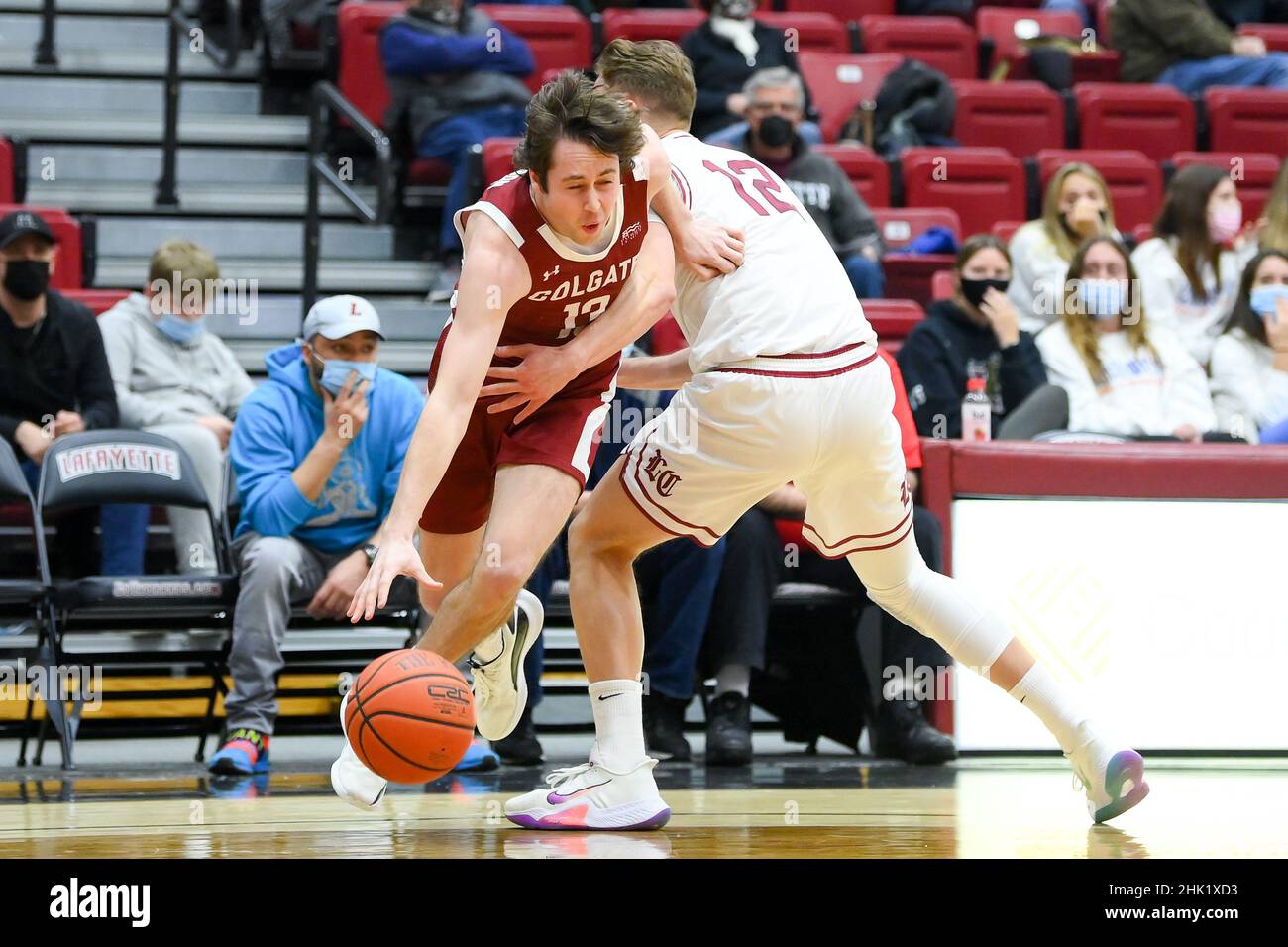 31 janvier 2022: Lafayette Leopards avance Tomas Verbinskis (12) Grabs Colgate Raiders garde Jack Ferguson (13) sur un trajet vers le panier pendant la première moitié d'un match de basket-ball de la NCAA le 31 janvier 2022 au Kirby Sports Center à Easton, Pennsylvanie.Colgate défait Lafayette 72-61.Riche Barnes/CSM Banque D'Images