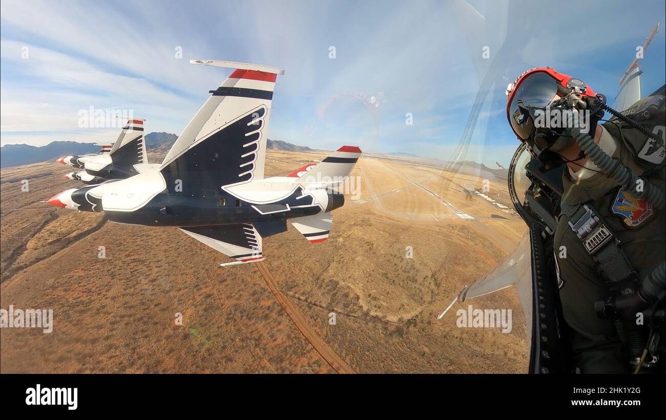 Le Maj Zane 'trobe' Taylor, pilote de fente de l'escadron de démonstration aérienne de la Force aérienne des États-Unis 'Thunderbirds', survole fort Huachuca, Arizona, le 26 janvier 2022.L'équipe a passé près d'un mois loin de sa station d'accueil à la base aérienne de Nellis, Nevada, pour lui donner l'occasion de simuler l'environnement du salon aérien et de s'entraîner avec un espace aérien dédié et un terrain difficile.(É.-U.Photo de la Force aérienne par le sergent d'état-major.Andrew D. Sarver) Banque D'Images