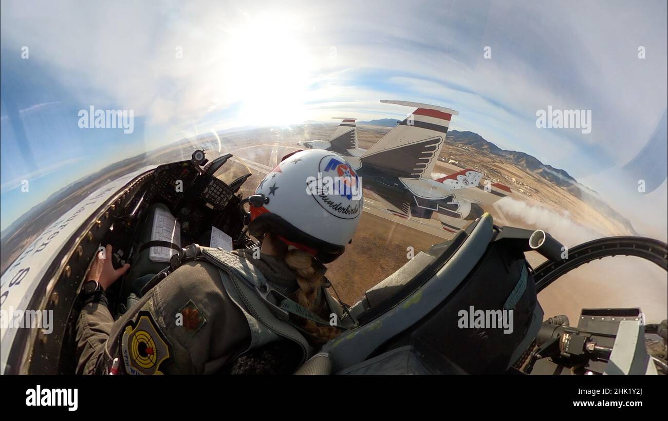Le Maj. Lauren 'Threat' Schlichting, pilote de l'aile droite de l'escadron de démonstration aérienne de la Force aérienne des États-Unis, survole fort Huachuca, Arizona, le 26 janvier 2022.L'équipe a passé près d'un mois loin de sa station d'accueil à la base aérienne de Nellis, Nevada, pour lui donner l'occasion de simuler l'environnement du salon aérien et de s'entraîner avec un espace aérien dédié et un terrain difficile.(É.-U.Photo de la Force aérienne par le sergent d'état-major.Andrew D. Sarver) Banque D'Images