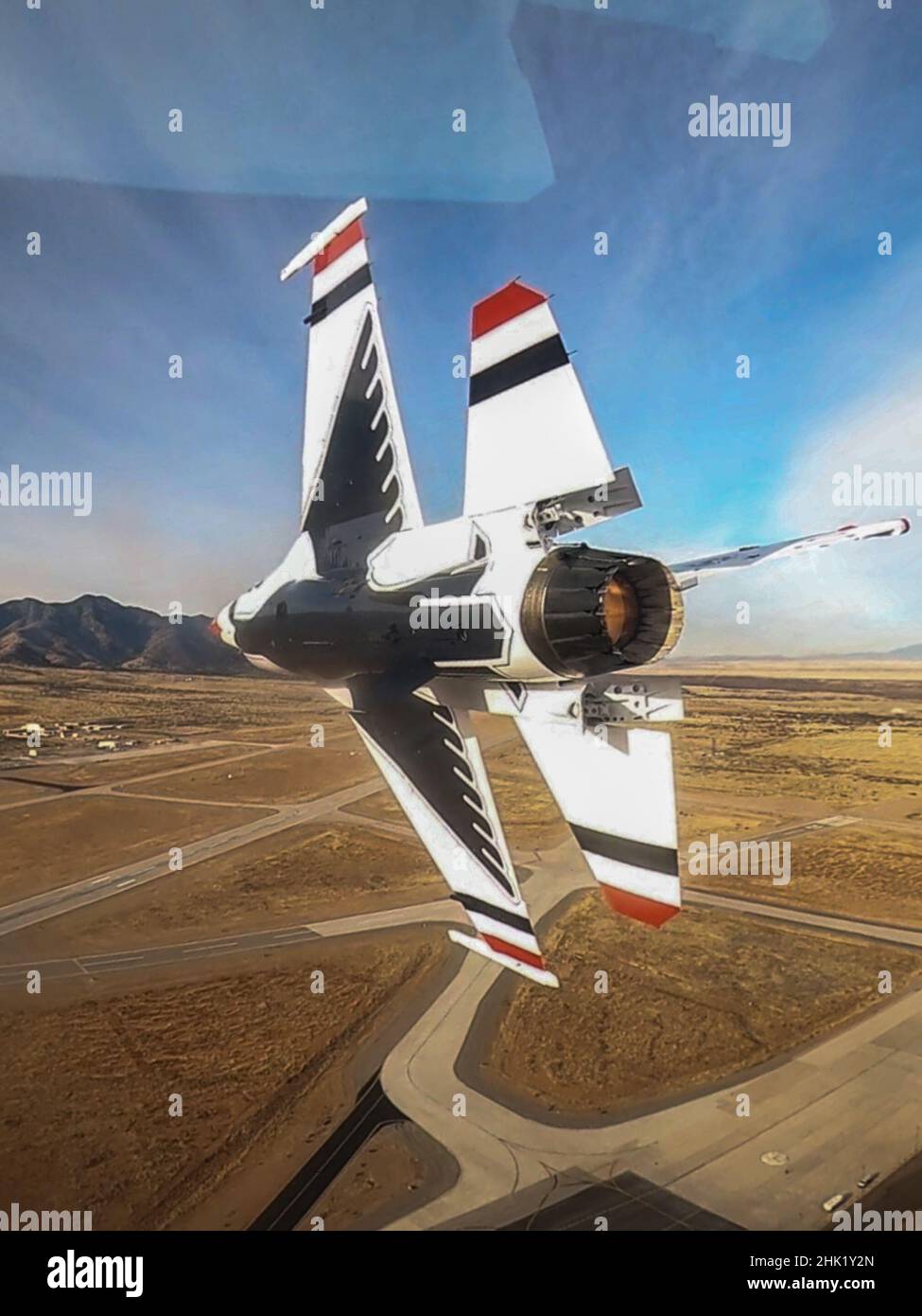 L'escadron de démonstration aérienne de la Force aérienne des États-Unis « Thunderbirds » survole fort Huachuca, Arizona, le 26 janvier 2022.L'équipe a passé près d'un mois loin de sa station d'accueil à la base aérienne de Nellis, Nevada, pour lui donner l'occasion de simuler l'environnement du salon aérien et de s'entraîner avec un espace aérien dédié et un terrain difficile.(É.-U.Photo de la Force aérienne par le sergent d'état-major.Andrew D. Sarver) Banque D'Images