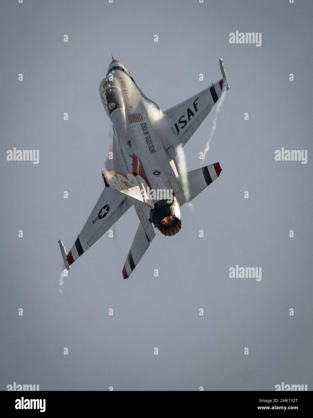 Le Maj Kyle 'Gumbo' Oliver, pilote solo de l'escadron de démonstration aérienne de la Force aérienne des États-Unis 'Thunderbirds', survole fort Huachuca, Arizona, le 26 janvier 2022.L'équipe a passé près d'un mois loin de sa station d'accueil à la base aérienne de Nellis, Nevada, pour lui donner l'occasion de simuler l'environnement du salon aérien et de s'entraîner avec un espace aérien dédié et un terrain difficile.(É.-U.Photo de la Force aérienne par le sergent d'état-major.Andrew D. Sarver) Banque D'Images