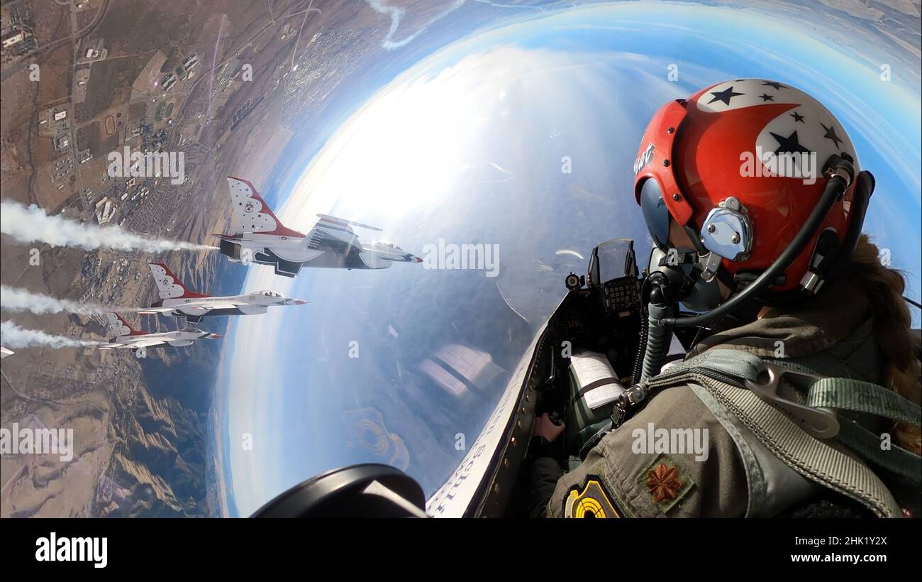 Le Maj. Lauren 'Threat' Schlichting, pilote de l'aile droite de l'escadron de démonstration aérienne de la Force aérienne des États-Unis, survole fort Huachuca, Arizona, le 26 janvier 2022.L'équipe a passé près d'un mois loin de sa station d'accueil à la base aérienne de Nellis, Nevada, pour lui donner l'occasion de simuler l'environnement du salon aérien et de s'entraîner avec un espace aérien dédié et un terrain difficile.(É.-U.Photo de la Force aérienne par le sergent d'état-major.Andrew D. Sarver) Banque D'Images