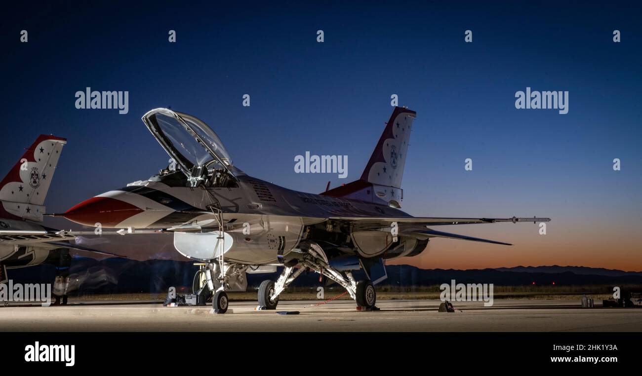 Les responsables de l'escadron de démonstration aérienne de la Force aérienne des États-Unis, Thunderbirds, préparent un avion de chasse F-16C Faucon Fighting Falcon à fort Huachuca, en Arizona, le 26 janvier 2022.L'équipe a passé près d'un mois loin de sa station d'accueil à la base aérienne de Nellis, Nevada, pour lui donner l'occasion de simuler l'environnement du salon aérien et de s'entraîner avec un espace aérien dédié et un terrain difficile.(É.-U.Photo de la Force aérienne par le sergent d'état-major.Andrew D. Sarver) Banque D'Images
