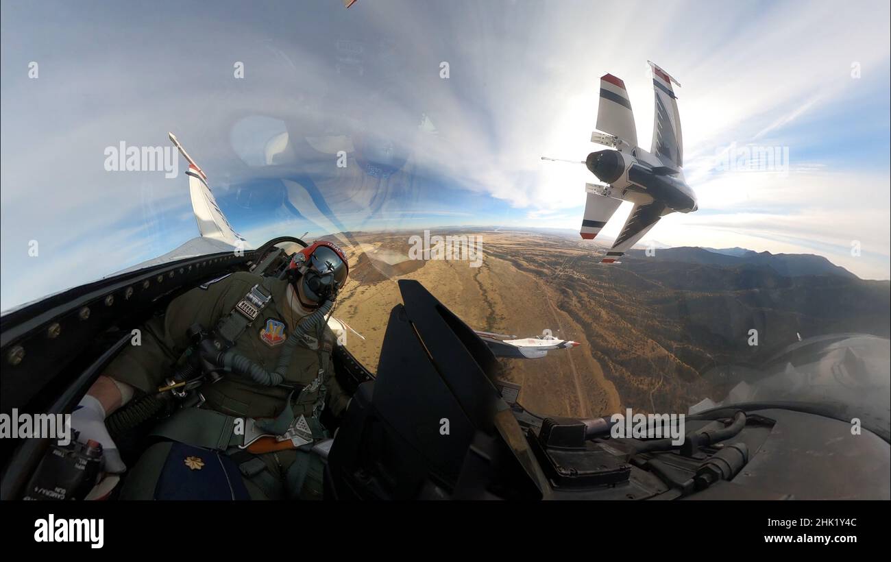 Le Maj Zane 'trobe' Taylor, pilote de fente de l'escadron de démonstration aérienne de la Force aérienne des États-Unis 'Thunderbirds', survole fort Huachuca, Arizona, le 26 janvier 2022.L'équipe a passé près d'un mois loin de sa station d'accueil à la base aérienne de Nellis, Nevada, pour lui donner l'occasion de simuler l'environnement du salon aérien et de s'entraîner avec un espace aérien dédié et un terrain difficile.(É.-U.Photo de la Force aérienne par le sergent d'état-major.Andrew D. Sarver) Banque D'Images